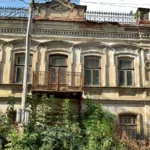 Fachada de una vivienda unifamiliar de dos alturas, imagen de un seguro de hogar