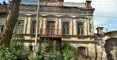 Fachada de una vivienda unifamiliar de dos alturas, imagen de un seguro de hogar