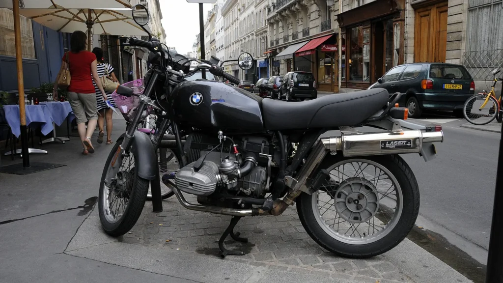Motocicleta clásica BMW aparcada en la calle, tipo de moto que cubre la correduría AMV