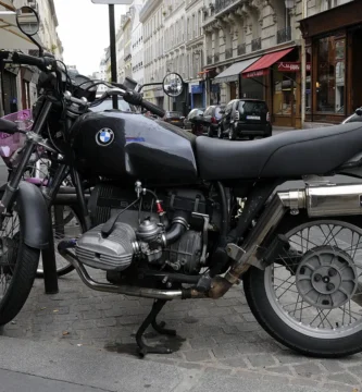 Motocicleta clásica BMW aparcada en la calle, tipo de moto que cubre la correduría AMV