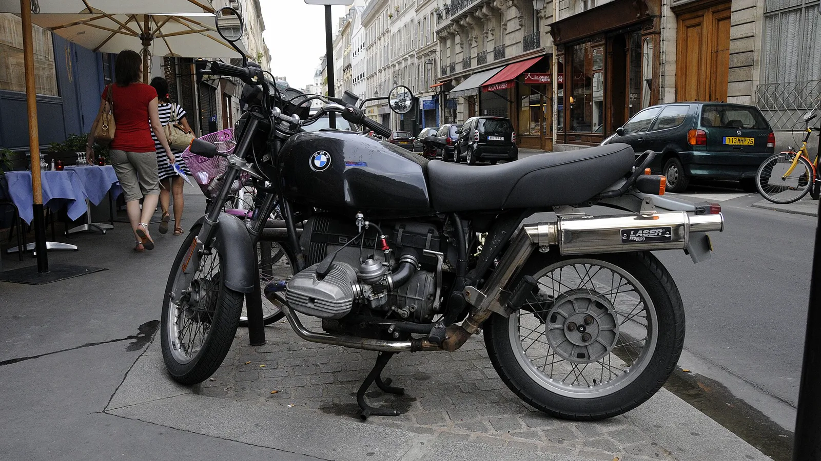 Motocicleta clásica BMW aparcada en la calle