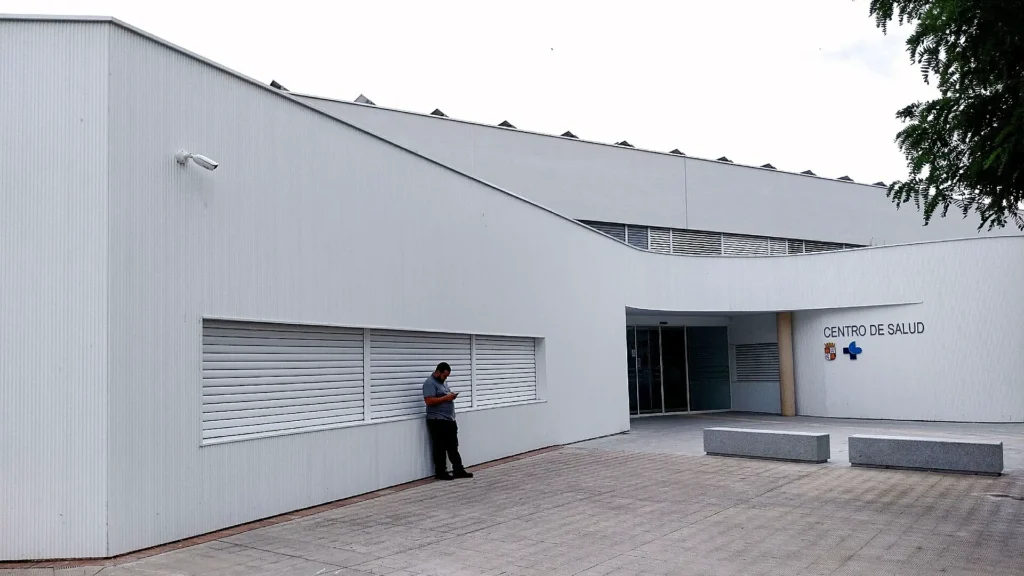 Fachada de un centro de salud en España (Aguilar de Campoo, Palencia)