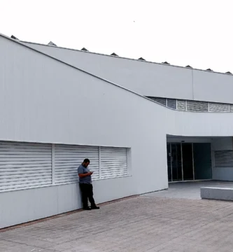Fachada de un centro de salud en España (Aguilar de Campoo, Palencia)