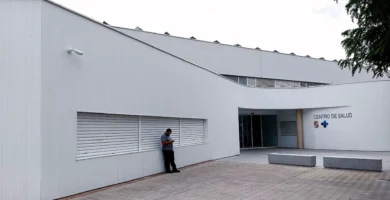 Fachada de un centro de salud en España (Aguilar de Campoo, Palencia)