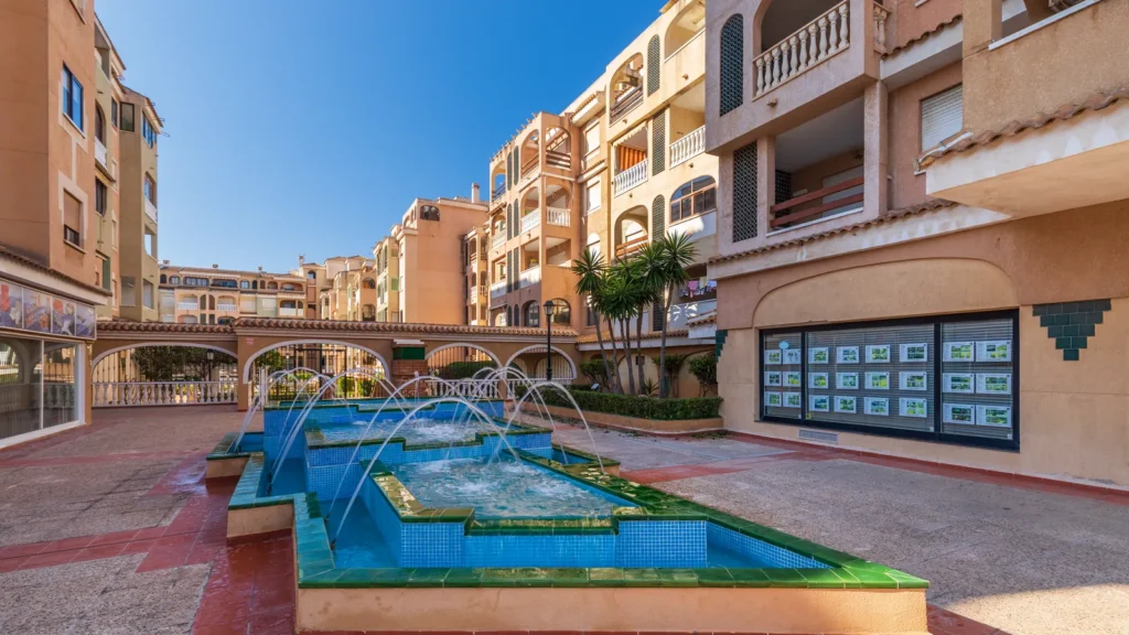Edificio residencial en la calle Orihuela de Torrevieja, Alicante (foto de archivo)
