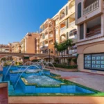 Edificio residencial en la calle Orihuela de Torrevieja, Alicante (foto de archivo)