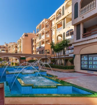 Edificio residencial en la calle Orihuela de Torrevieja, Alicante (foto de archivo)