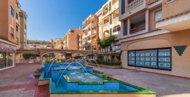 Edificio residencial en la calle Orihuela de Torrevieja, Alicante (foto de archivo)
