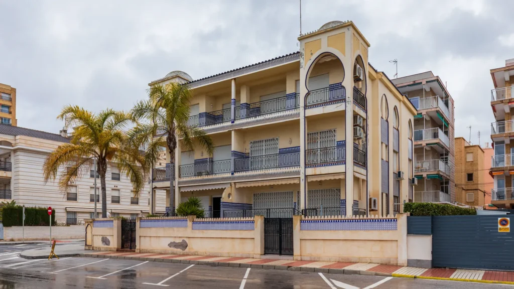 Edificio residencial de viviendas de los años noventa en Santa Pola, Alicante (foto de archivo)