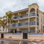 Edificio residencial de viviendas de los años noventa en Santa Pola, Alicante (foto de archivo)