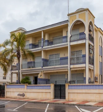 Edificio residencial de viviendas de los años noventa en Santa Pola, Alicante (foto de archivo)
