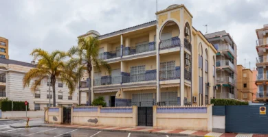 Edificio residencial de viviendas de los años noventa en Santa Pola, Alicante (foto de archivo)