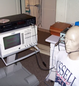 Operadora con auricular en una centralita de atención telefónica