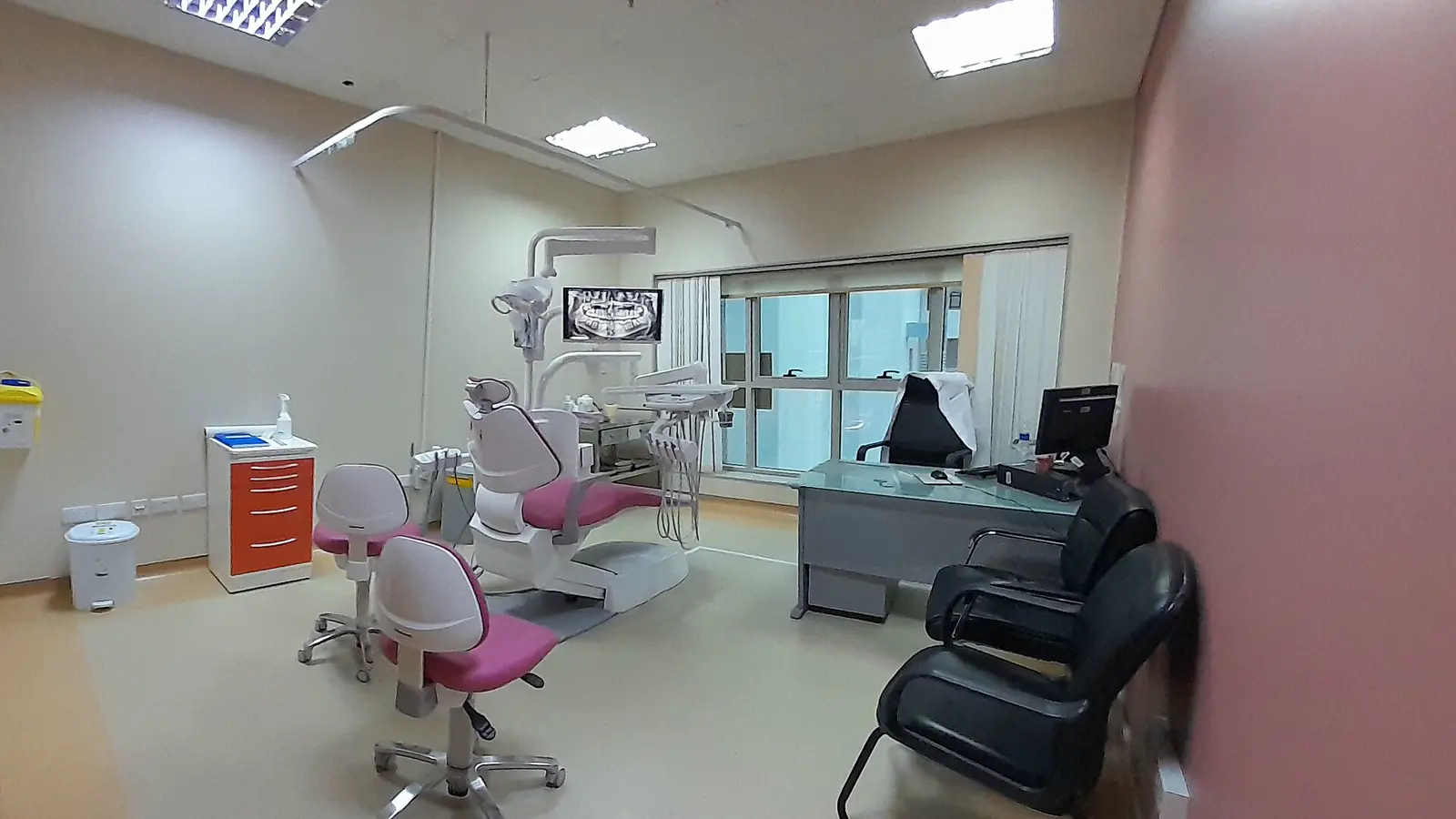 Consulta dental moderna dentro del cuadro médico de un seguro de salud