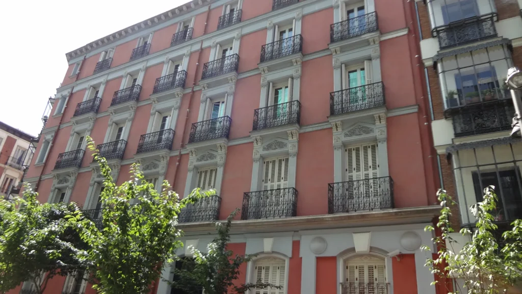 Edificio de ladrillos en el Barrio de Salamanca de Madrid