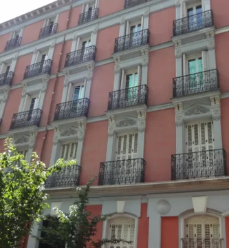 Edificio de ladrillos en el Barrio de Salamanca de Madrid