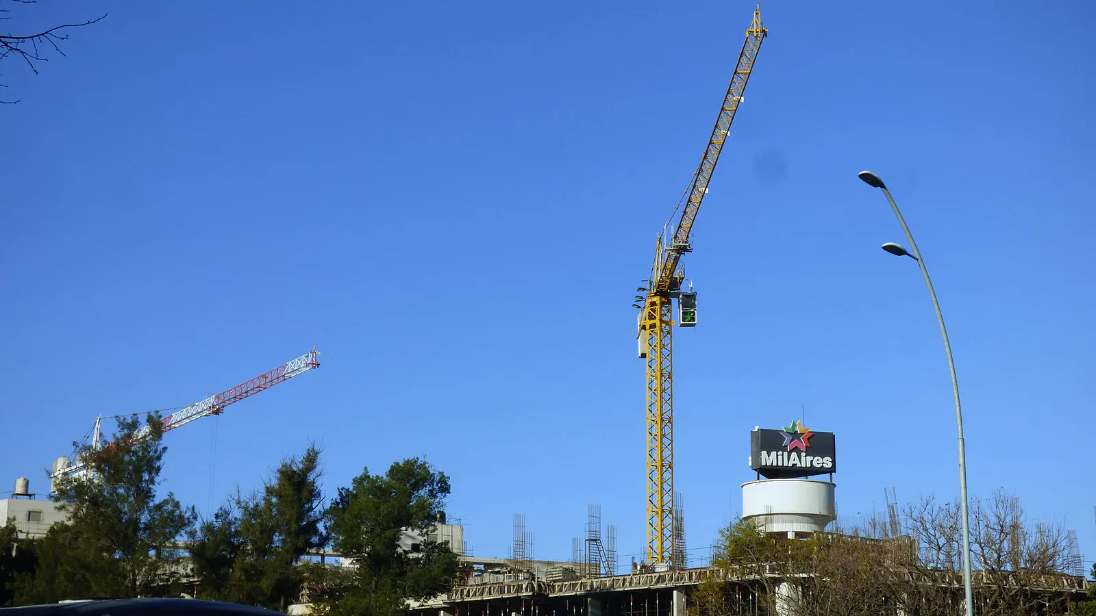 Grúas trabajando en una obra de construcción en España