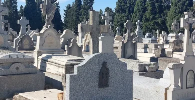 Cementerio municipal de La Almudena, en Madrid, bajo un cielo despejado