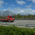 Grúa de asistencia en carretera, imagen ilustrativa de Fénix Directo