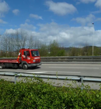 Grúa de asistencia en carretera, imagen ilustrativa de Fénix Directo