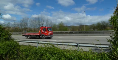 Grúa de asistencia en carretera, imagen ilustrativa de Fénix Directo