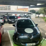Coche circulando por una carretera, ilustración de la ficha de Génesis Seguros, marca de venta directa del grupo Generali