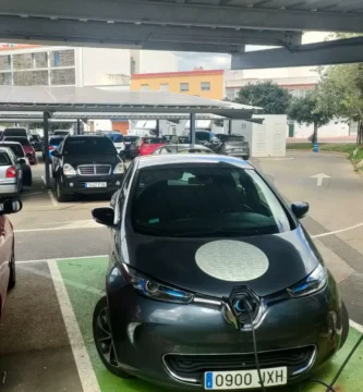 Coche circulando por una carretera, ilustración de la ficha de Génesis Seguros, marca de venta directa del grupo Generali