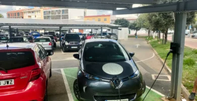 Coche circulando por una carretera, ilustración de la ficha de Génesis Seguros, marca de venta directa del grupo Generali