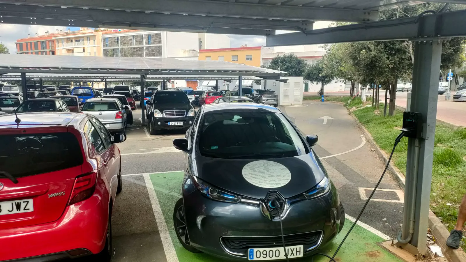 Coche circulando por una carretera, ilustración de la ficha de Génesis Seguros, marca de venta directa del grupo Generali