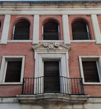Vivienda unifamiliar de dos plantas, seguro de hogar