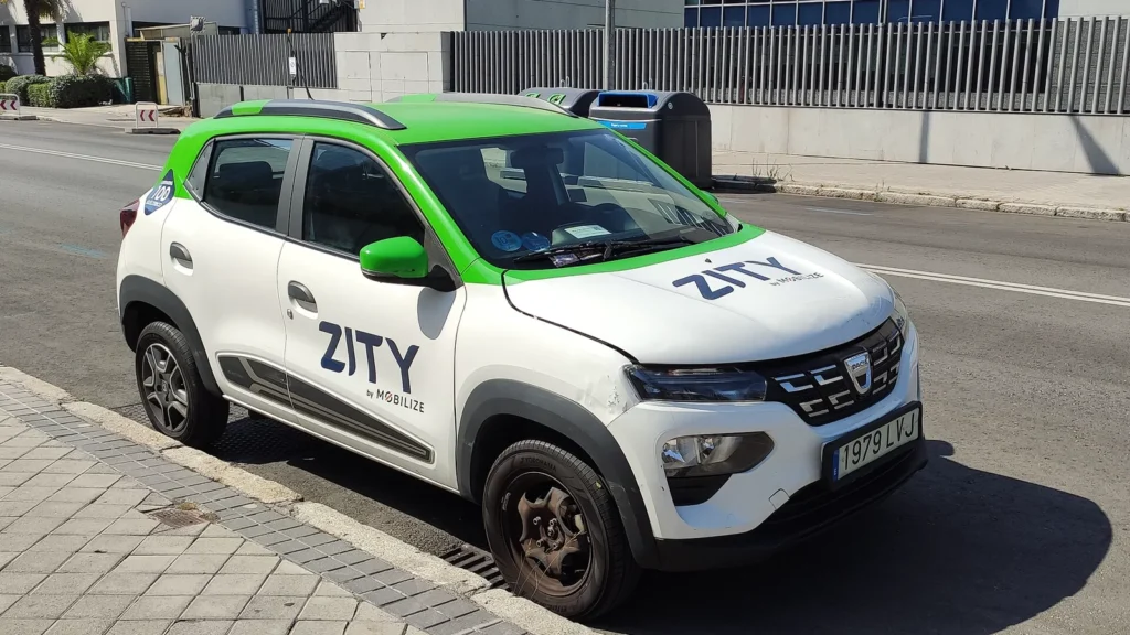 Coche de alquiler compartido Zity en la calle Torrelaguna de Madrid