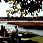 Familia con dos hijos de picnic al aire libre