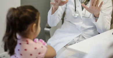 Pediatra revisando a un niño en consulta, imagen ilustrativa del seguro de salud para niños