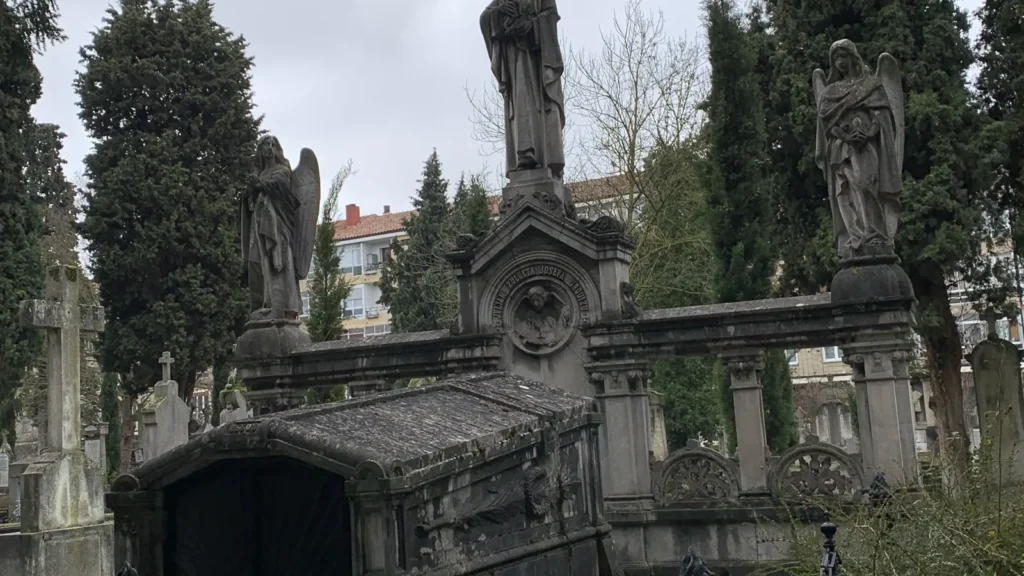 Panteones del cementerio de Santa Isabel en Vitoria-Gasteiz, donde las aseguradoras de decesos gestionan las sepulturas