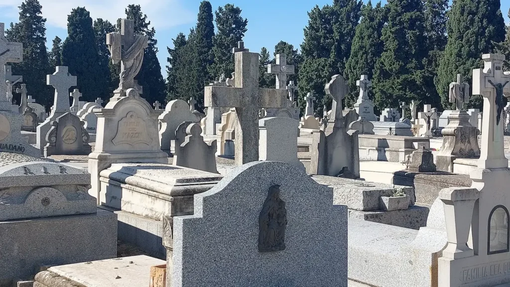 Cementerio municipal de La Almudena, en Madrid, bajo un cielo despejado