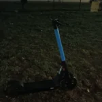Patinete eléctrico compartido aparcado junto a una acera