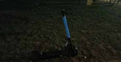 Patinete eléctrico compartido aparcado junto a una acera