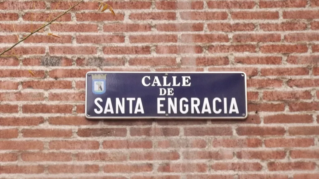 Placa de la calle de Santa Engracia de Madrid, sede de Pelayo Mutua de Seguros
