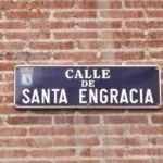 Placa de la calle de Santa Engracia de Madrid, sede de Pelayo Mutua de Seguros