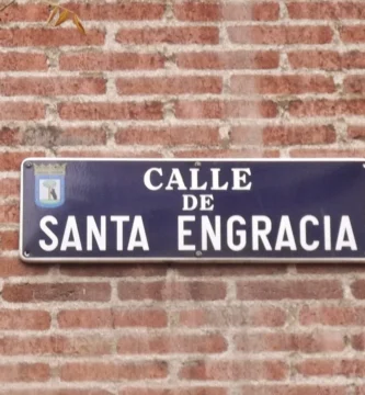 Placa de la calle de Santa Engracia de Madrid, sede de Pelayo Mutua de Seguros
