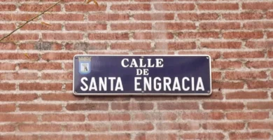 Placa de la calle de Santa Engracia de Madrid, sede de Pelayo Mutua de Seguros