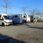 Autocaravanas y furgonetas camper en un area de estancia (foto de archivo)