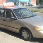 Coche de autoescuela Toyota Corolla (foto de archivo)