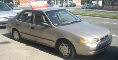 Coche de autoescuela Toyota Corolla (foto de archivo)