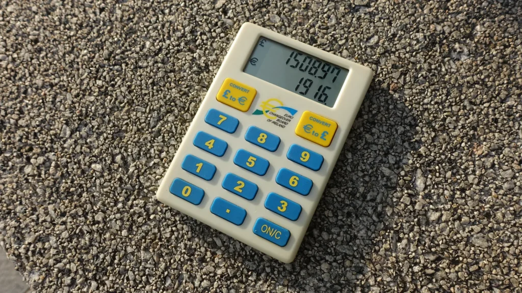 Calculadora de moneda sobre documentos, foto de archivo (índice de precios de seguros 2026)