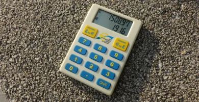 Calculadora de moneda sobre documentos, foto de archivo (índice de precios de seguros 2026)