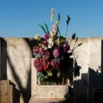 Tumba con flores al sol en el cementerio de los Prazeres, Lisboa