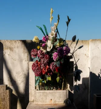 Tumba con flores al sol en el cementerio de los Prazeres, Lisboa