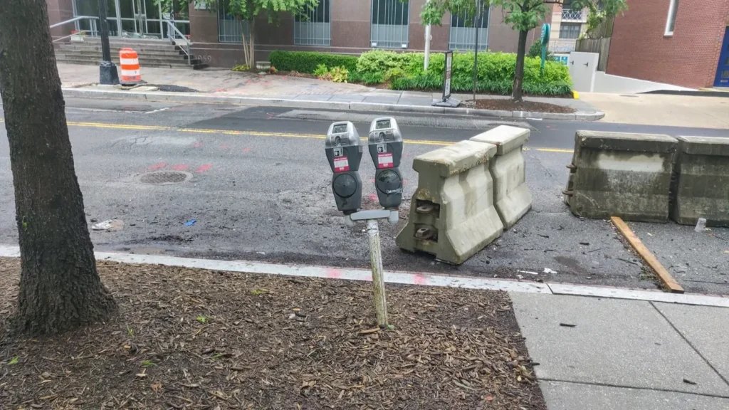 Parquímetro de estacionamiento regulado en la vía pública