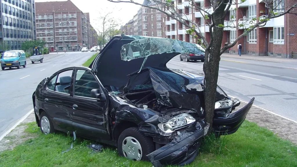 Turismo con el frontal dañado tras un accidente de tráfico